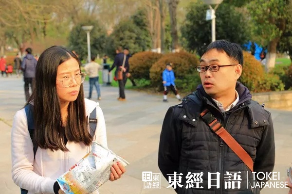 东经日语玉山公园赏樱活动-外教为学员讲解